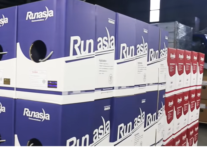 仟亞電訊網路線品牌推薦封面，倉庫棧板上整齊堆疊的Runasia藍色與紅色箱裝網路線，箱體出線孔清晰可見